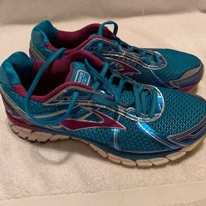 Athletic shoes, bought too big so barely worn.